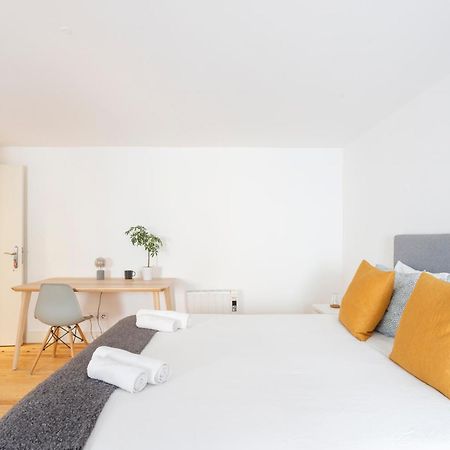 Suite In Cozy Apartment In Chiado In Shared House リスボン エクステリア 写真